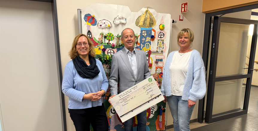 Ein Verteter des IKV übergibt einen Check